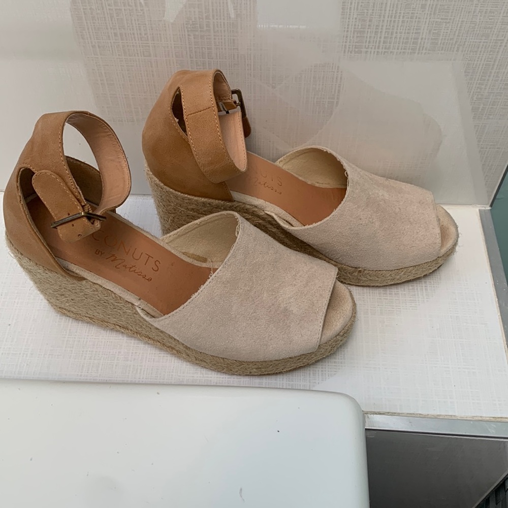 Coconuts by Matisse two tone wedge sandals size 8